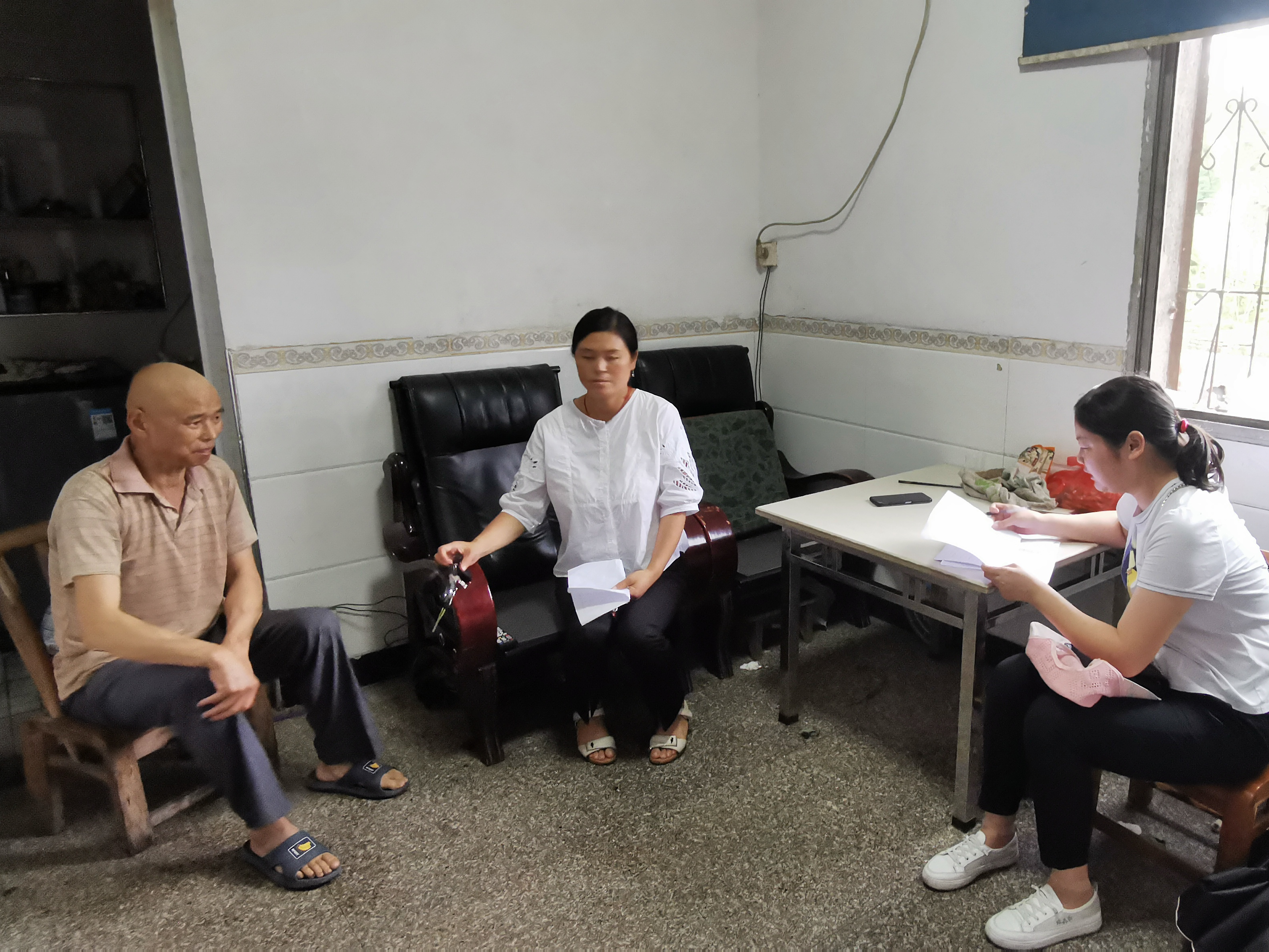 县民政局入户走访困难群众