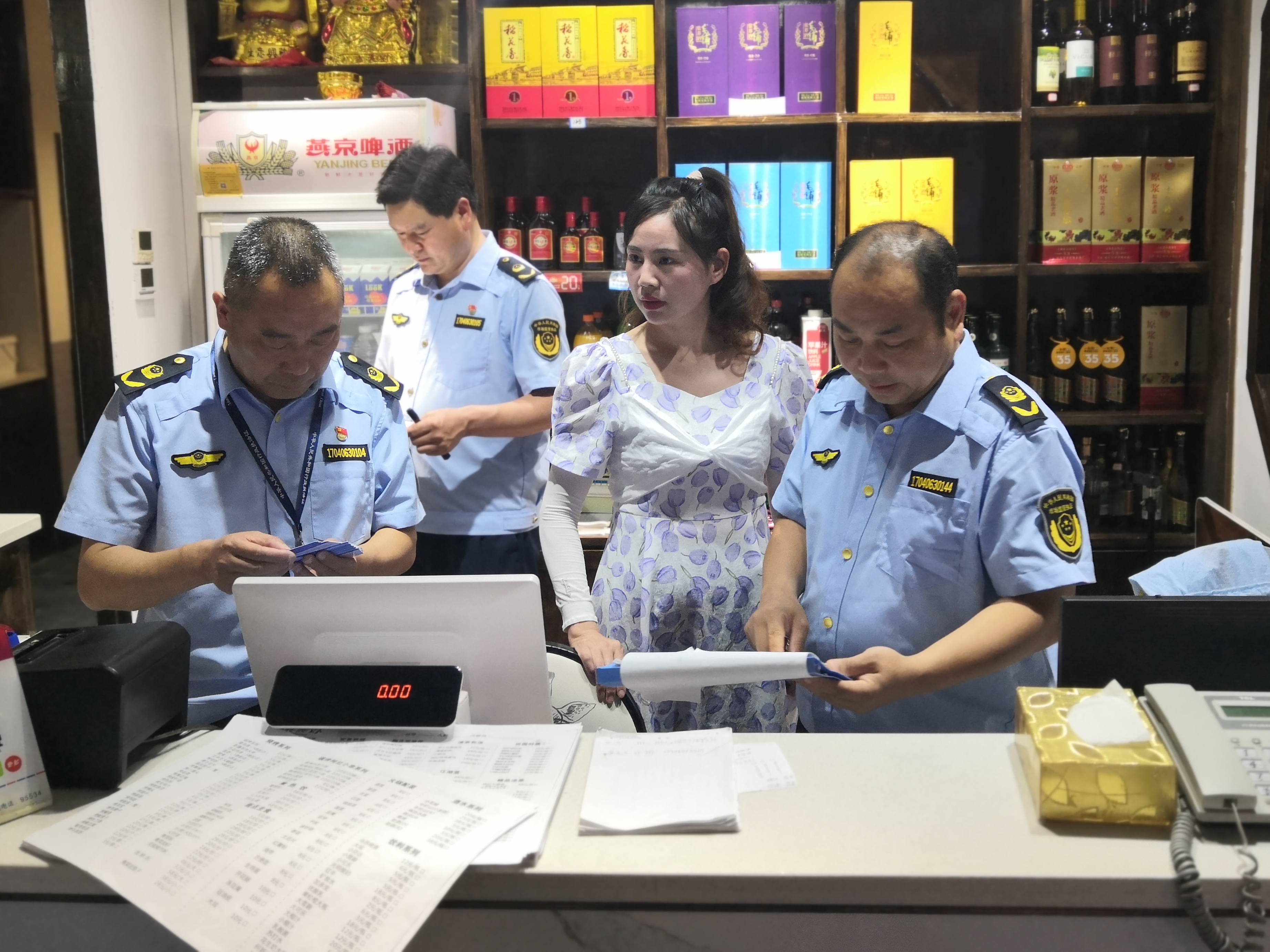 县市场监管局：随机查餐厅 制止餐饮浪费