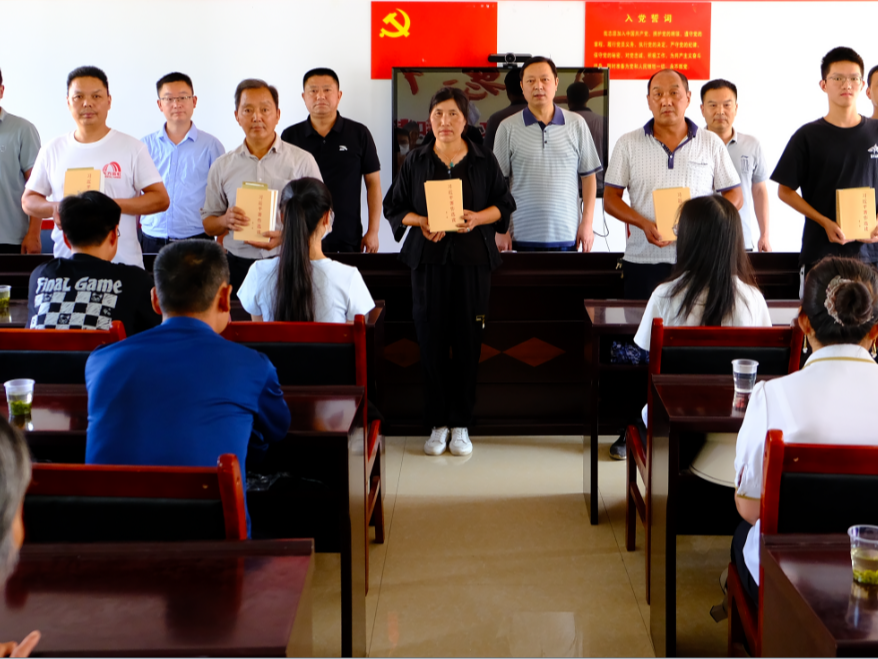 县委宣传部为大学生发放助学金