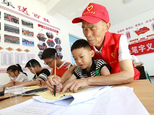 宝丰镇：好人工作室  义务教书法