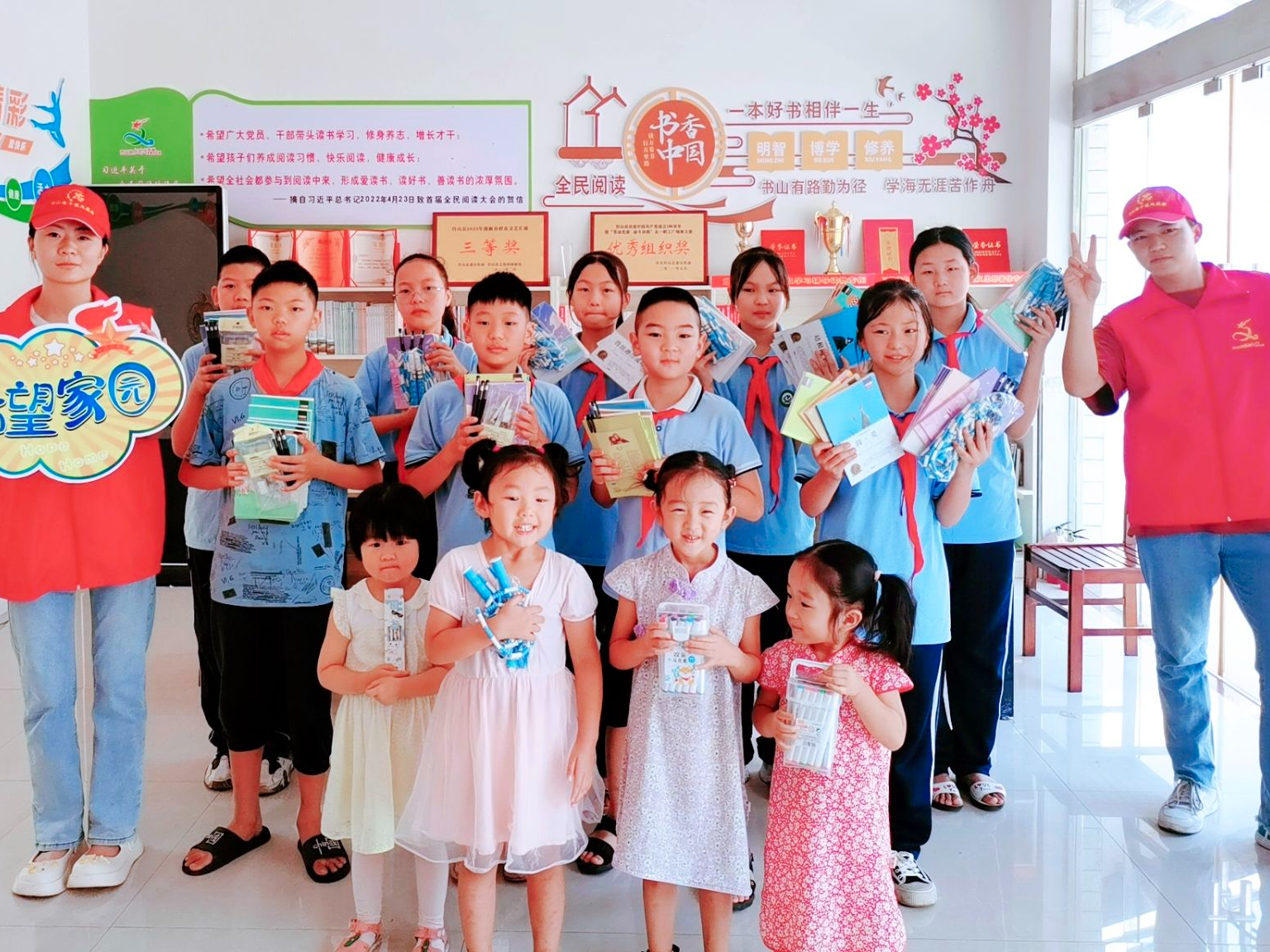 大庙乡为“希望家园”托管儿童发放学习用品