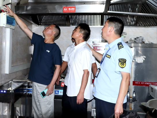 上庸镇：联合检查进校园 全力护航开学季