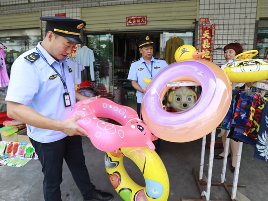 上庸市场监管所开展游泳用品专项检查
