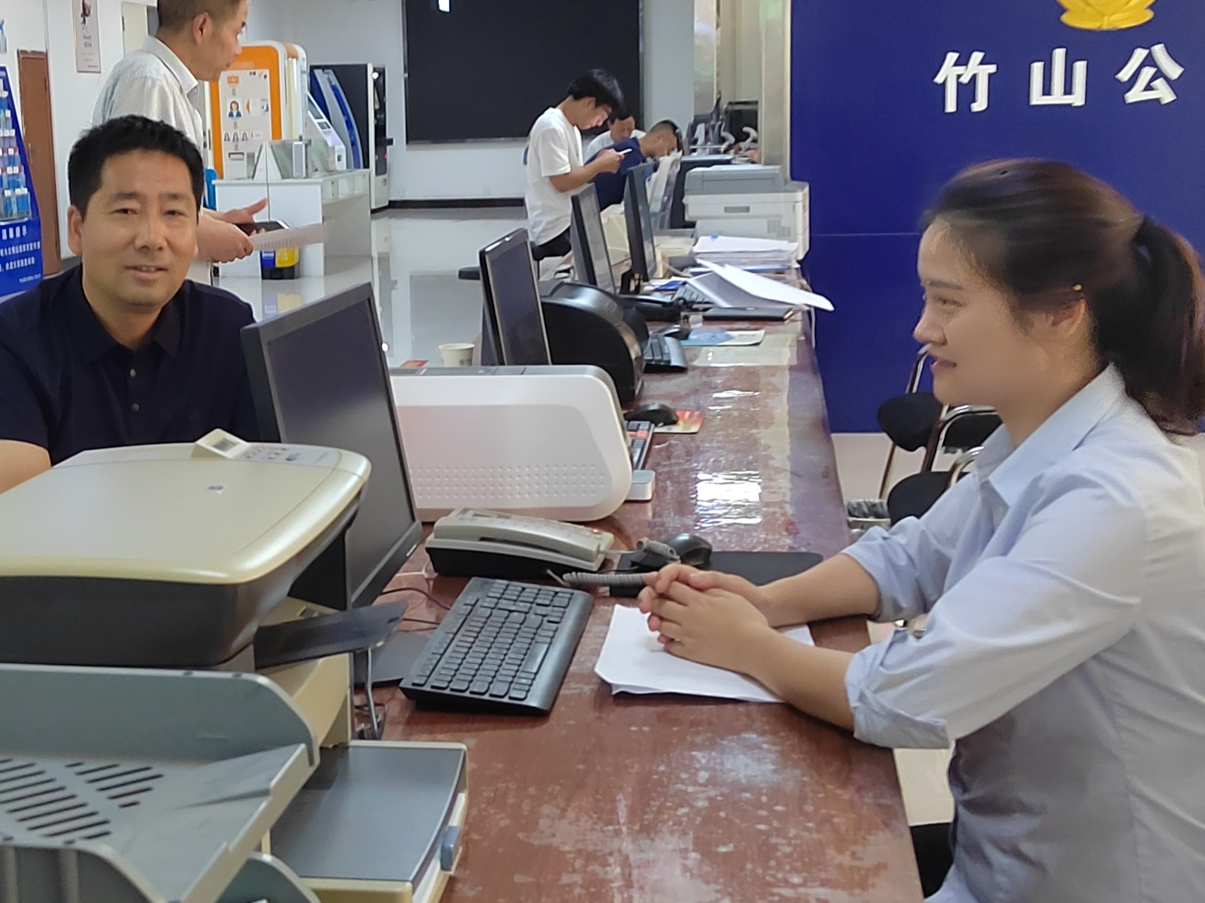 县行政审批局：加强大厅管理 提升政务服务效能