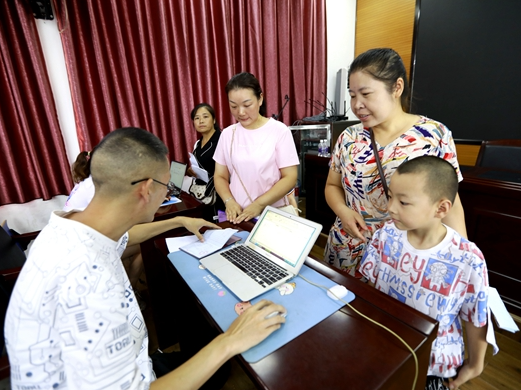 宝丰镇施洋小学一年级新生入学报名工作规范有序