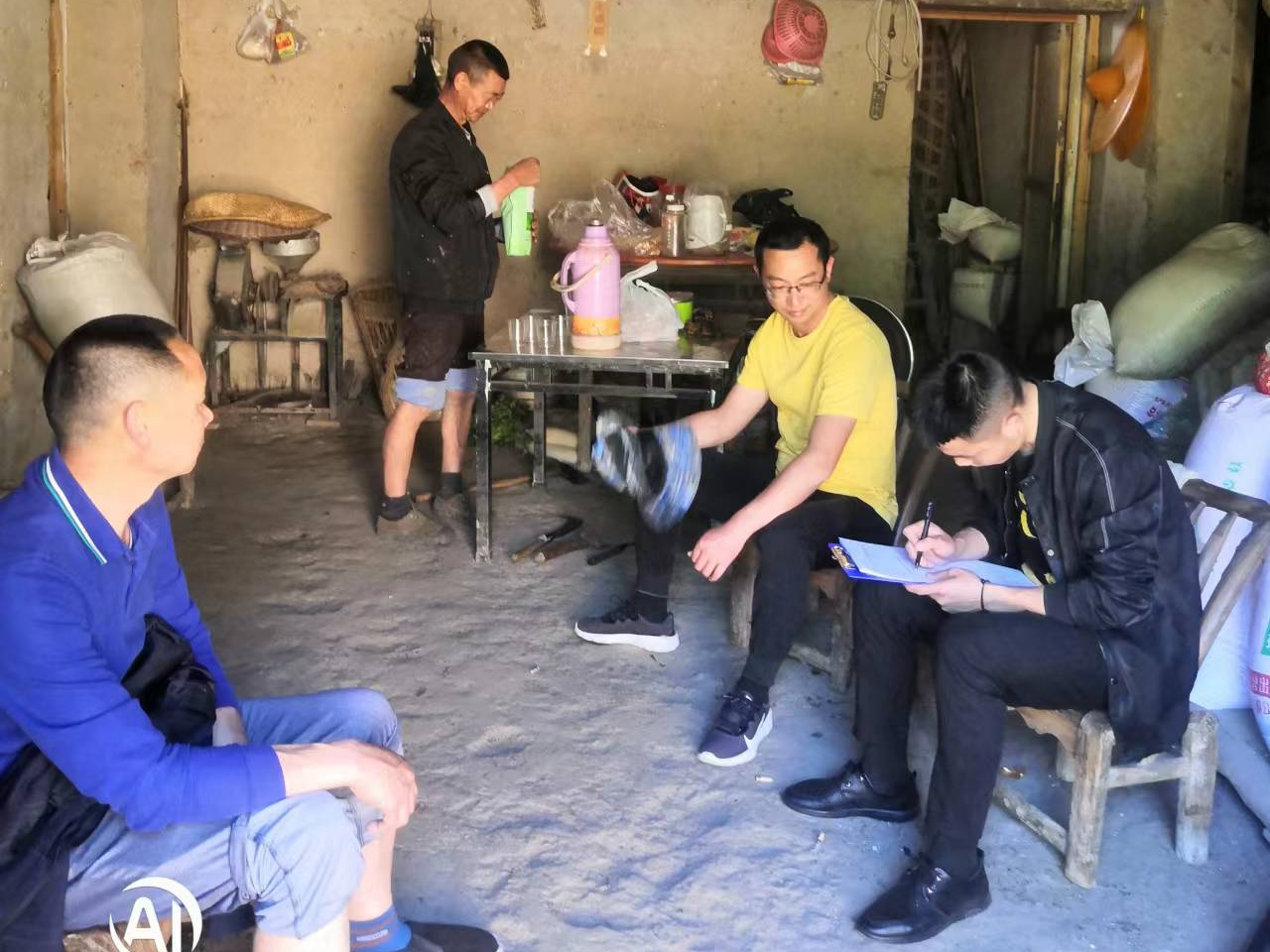官渡镇：以行动送温暖 开展关爱活动