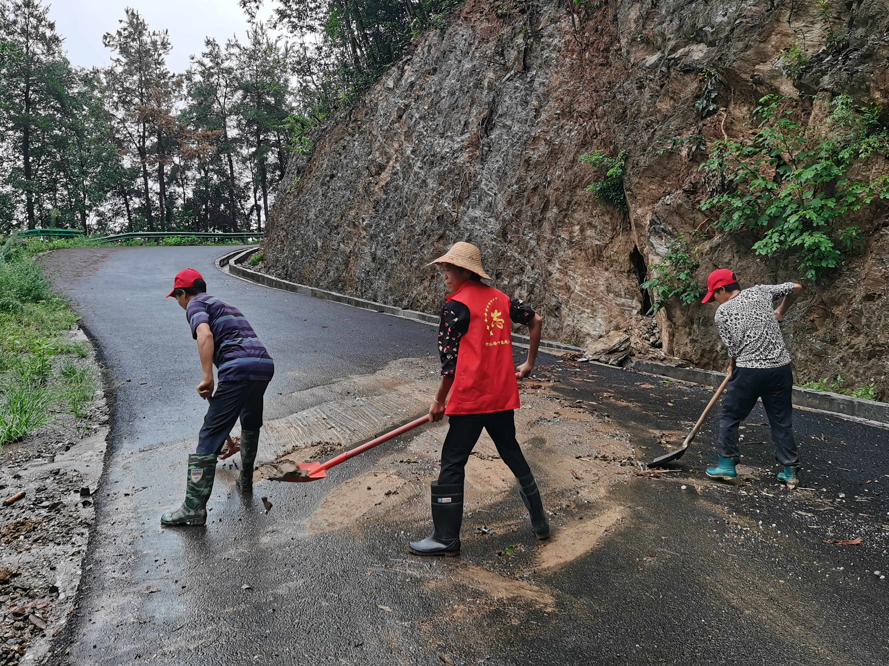 溢水镇：排淤清障涌动“志愿红”