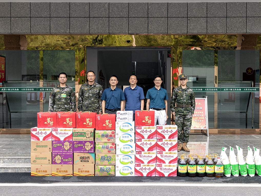 县人民医院开展“八一”建军节慰问活动