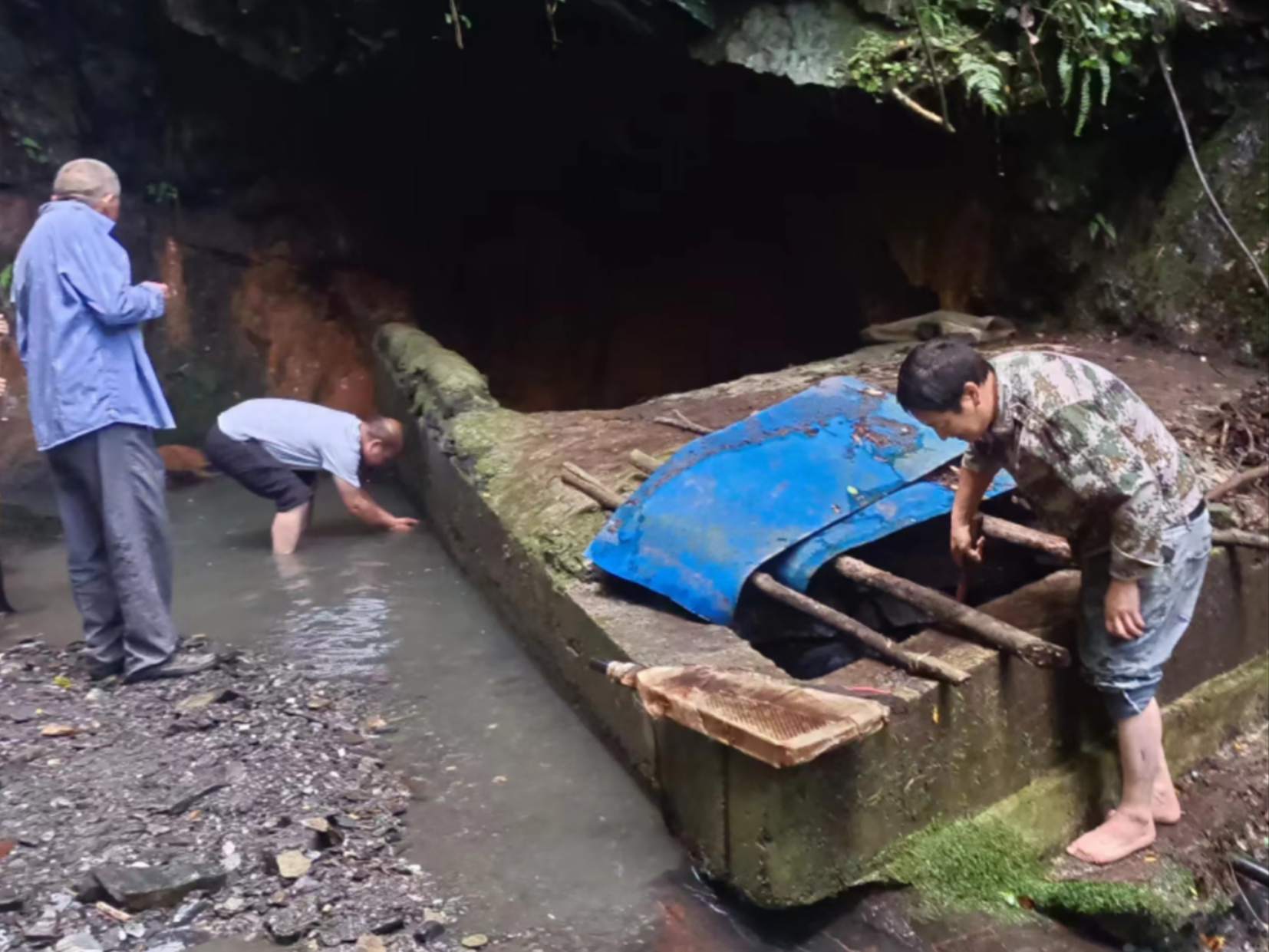 竹坪乡:维修饮水管道保民生