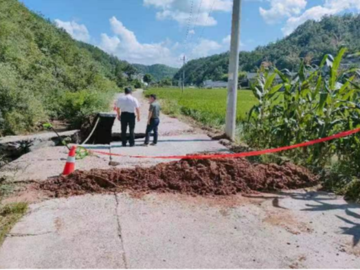 擂鼓镇：闻汛而动抢抓时机  全力以赴抢险保通