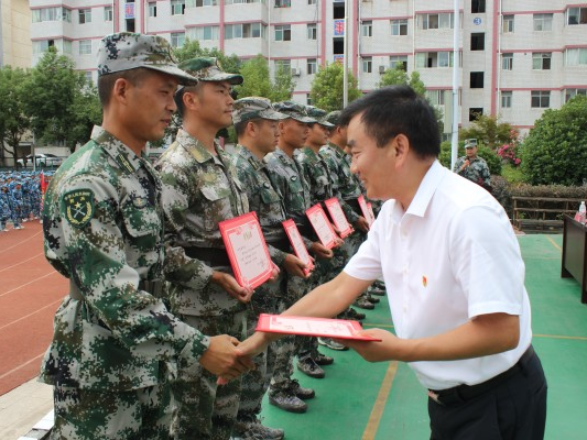 竹山二中举行2023级新生军训汇演暨闭营仪式