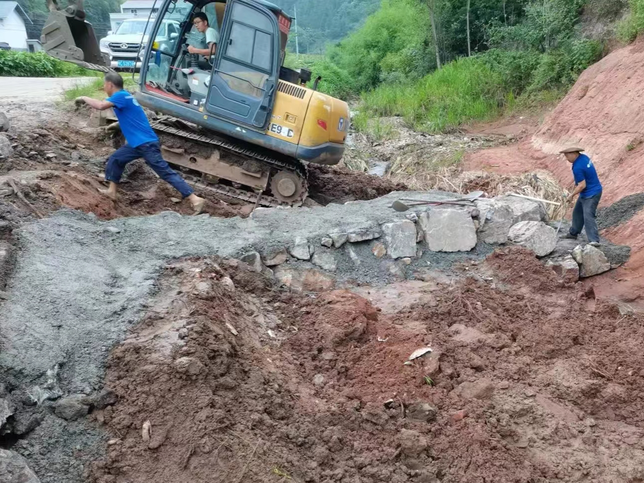 擂鼓镇：抢修抗旱渠  灌溉保丰收