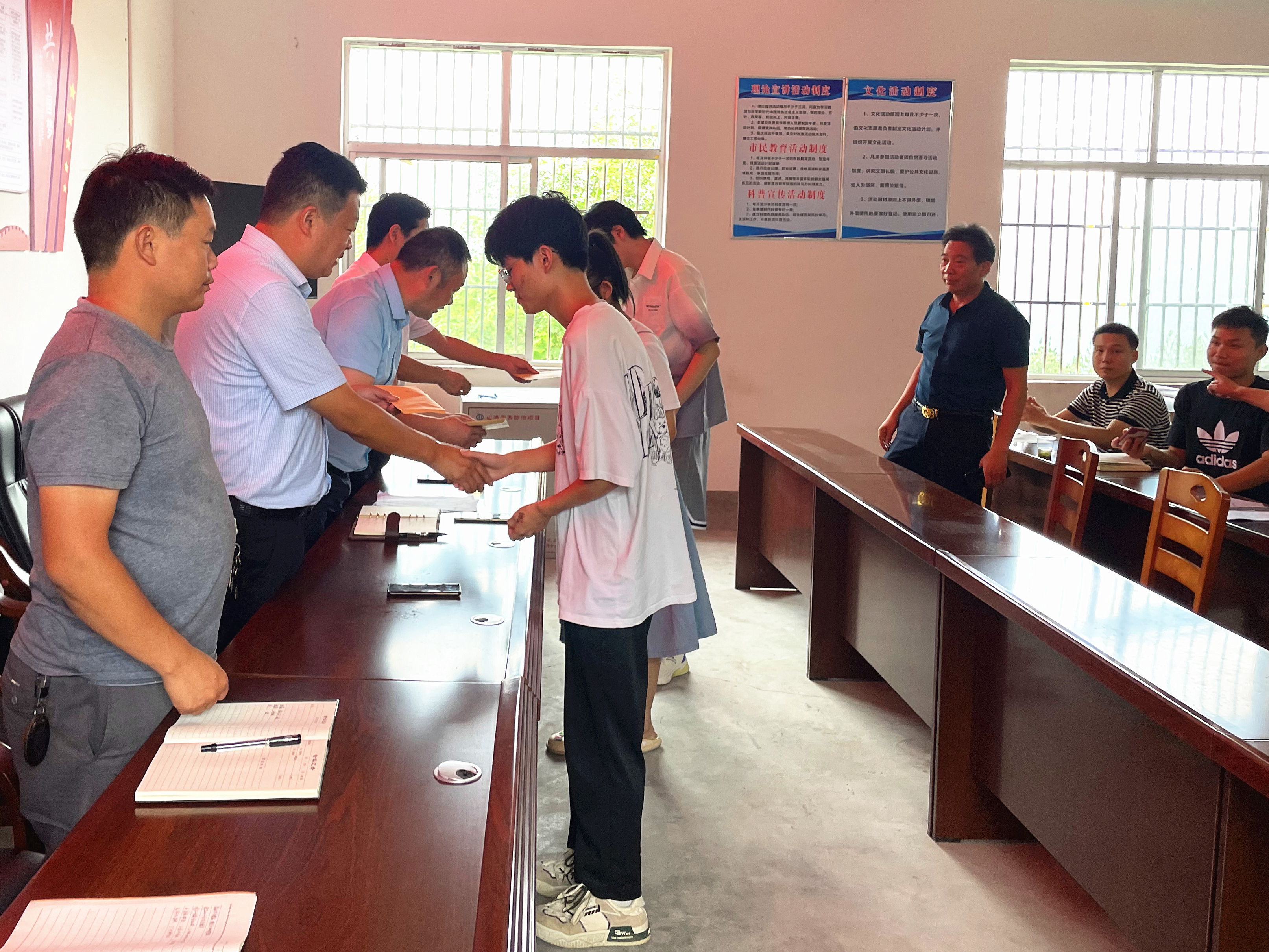 县绿松石产业中心：“金秋助学”护梦行 用情帮扶育新人