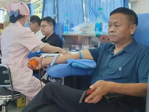 县烟草专卖局组织党员干部积极开展献血