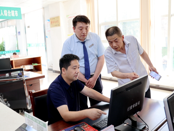 县教育局开展“局长进大厅 现场双体验”活动