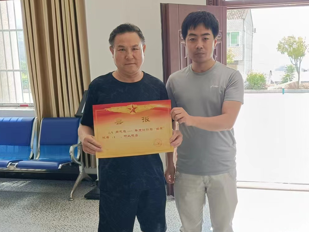 秦古镇为立功受奖军人家庭送喜报