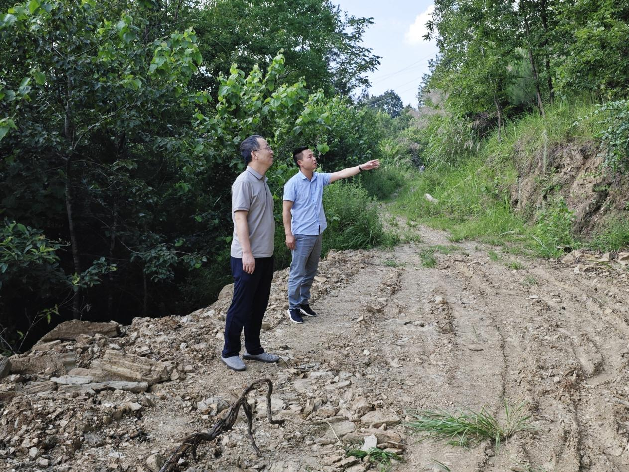 县委编办：深入联系村，开展防汛巡查工作