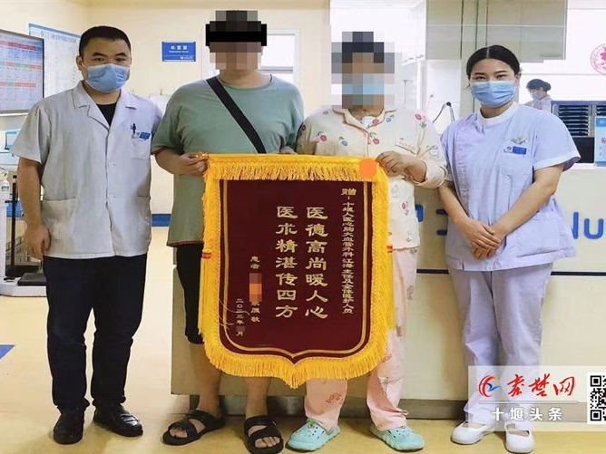 分娩在即卻確診致命主動脈夾層 雙胞胎媽媽康復后給十堰人醫送來錦旗