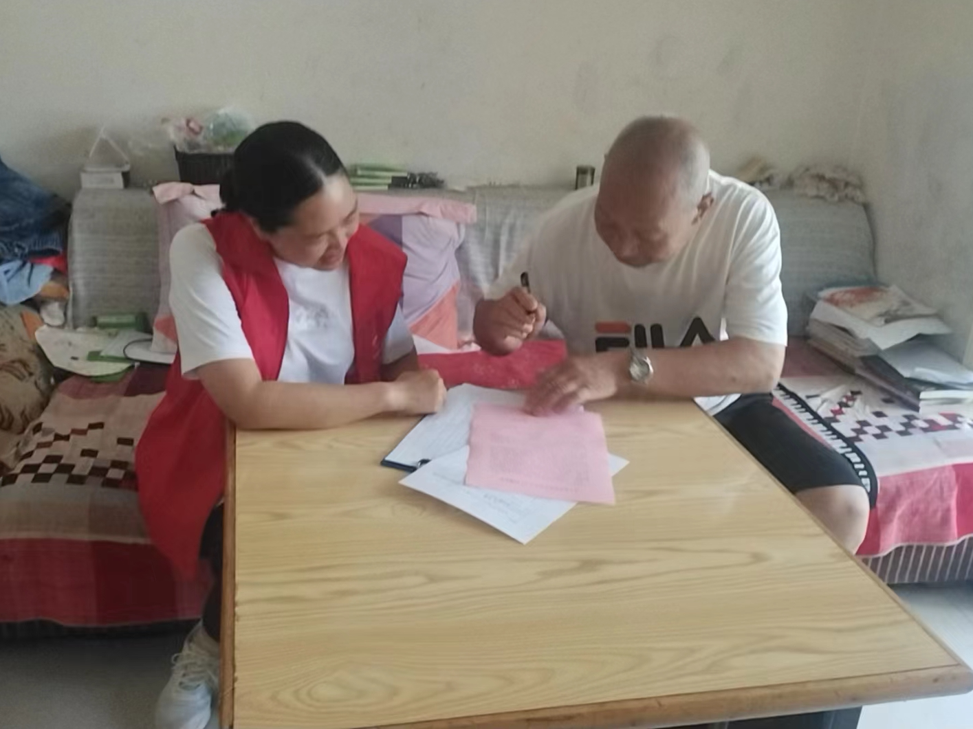 县绿松石产业中心：党员干部沉社区  “五亮五共”在行动