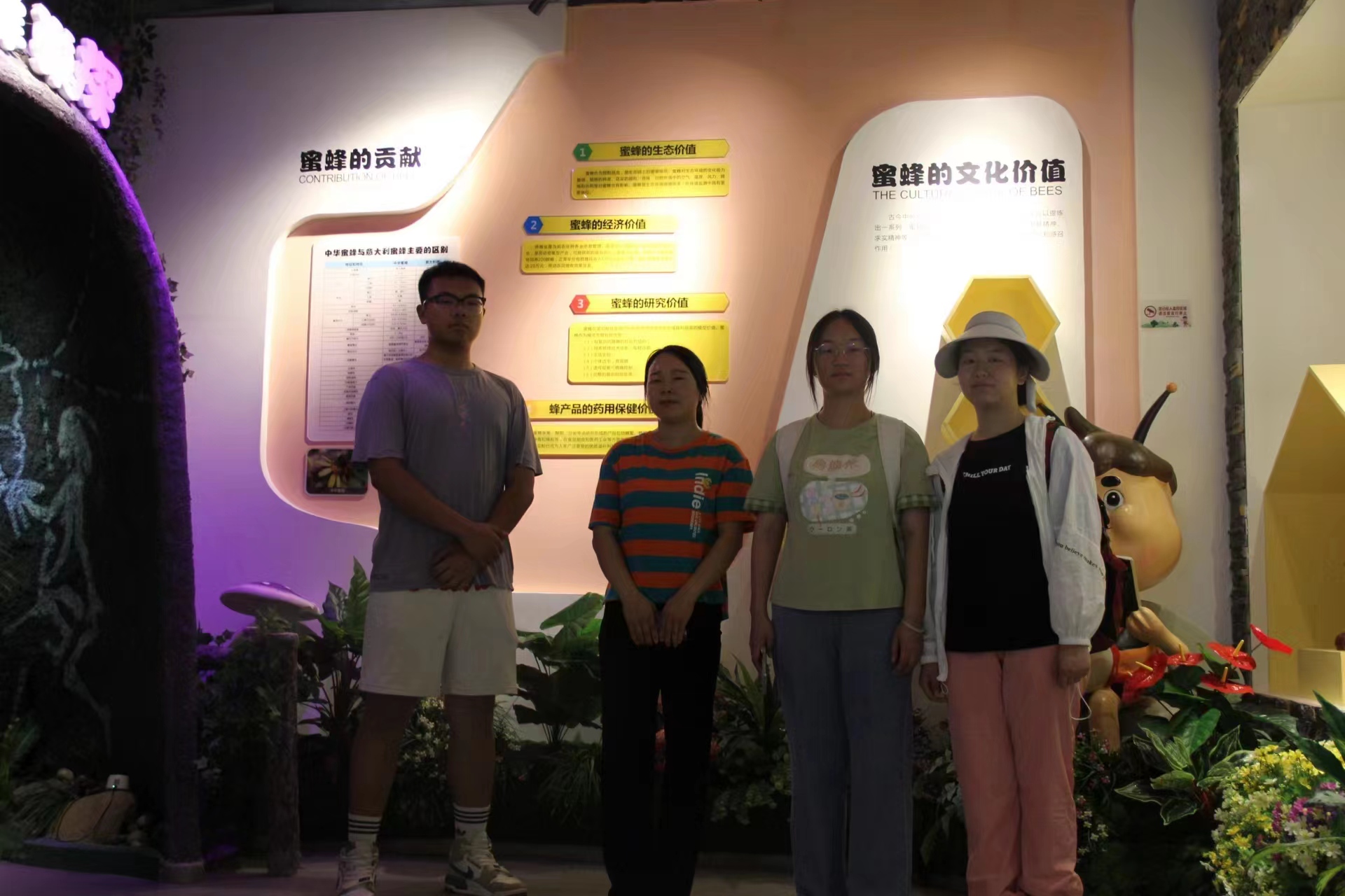 兰州大学数学与统计学院暑期实践团赴参观蜂之谷科普馆
