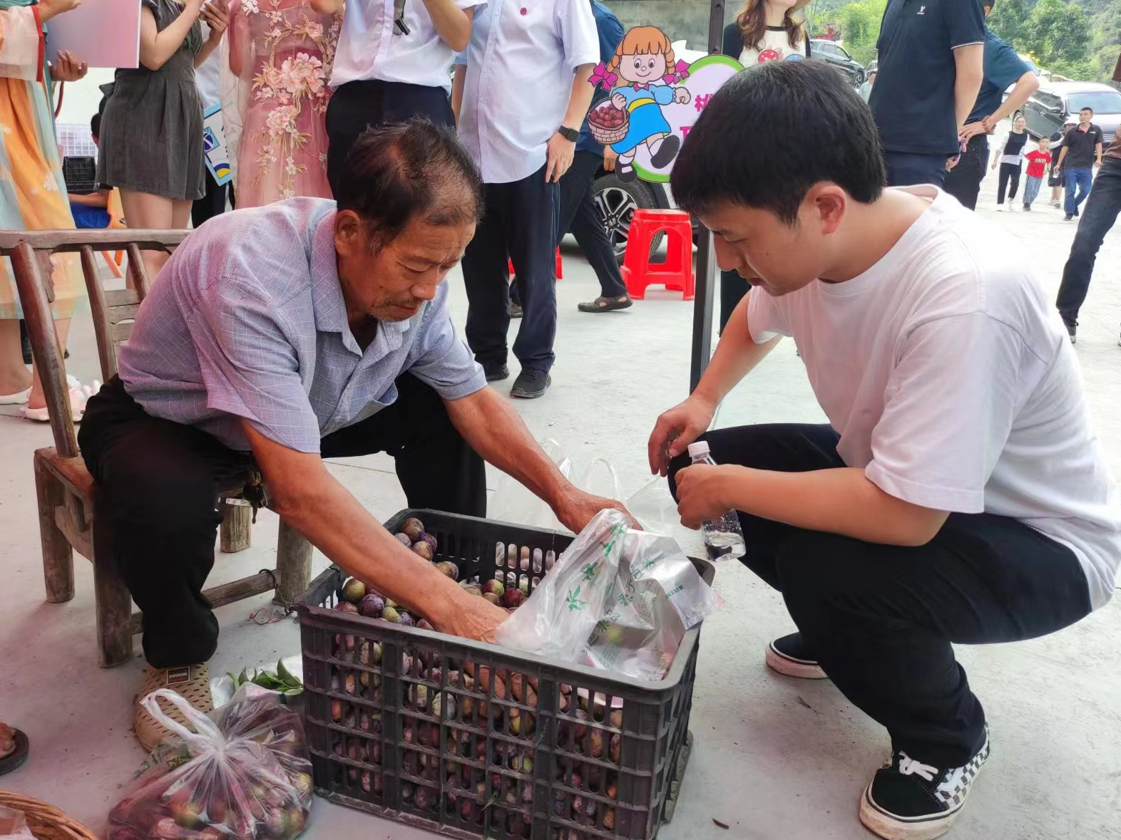 文峰乡：路边“烟火气”带火乡村旅游