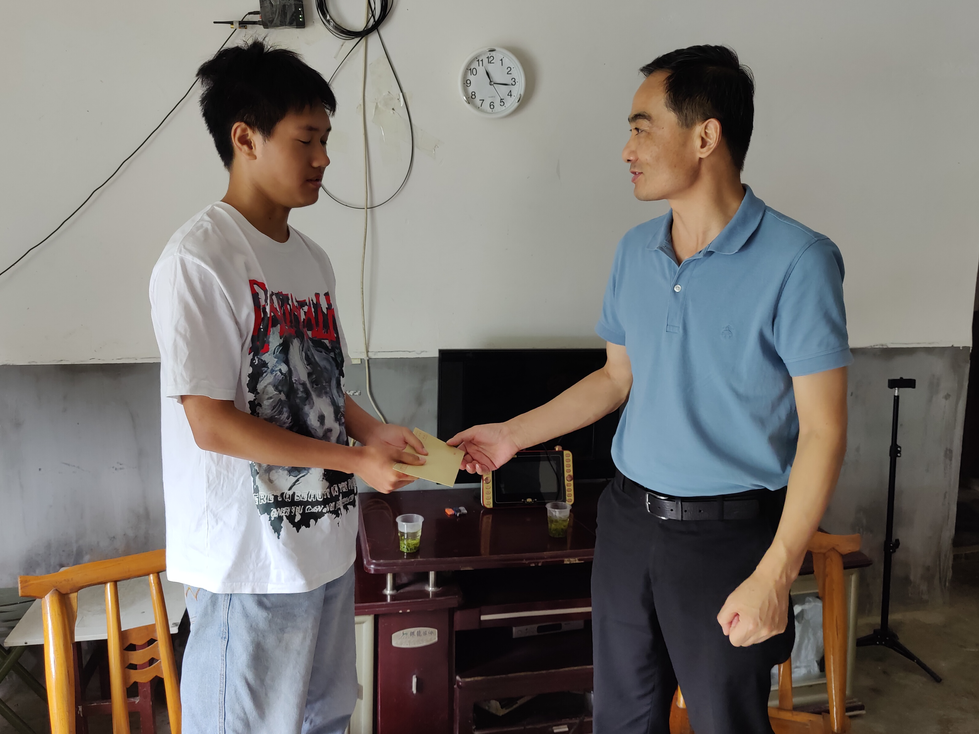 县人社局深入帮扶村开展督导慰问工作