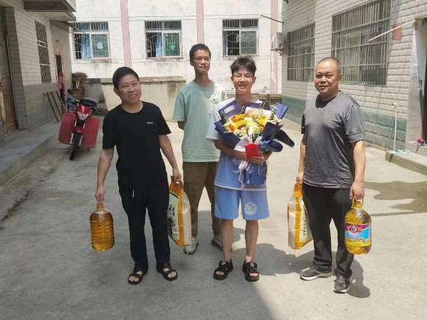 竹山一中教师情系困难学生