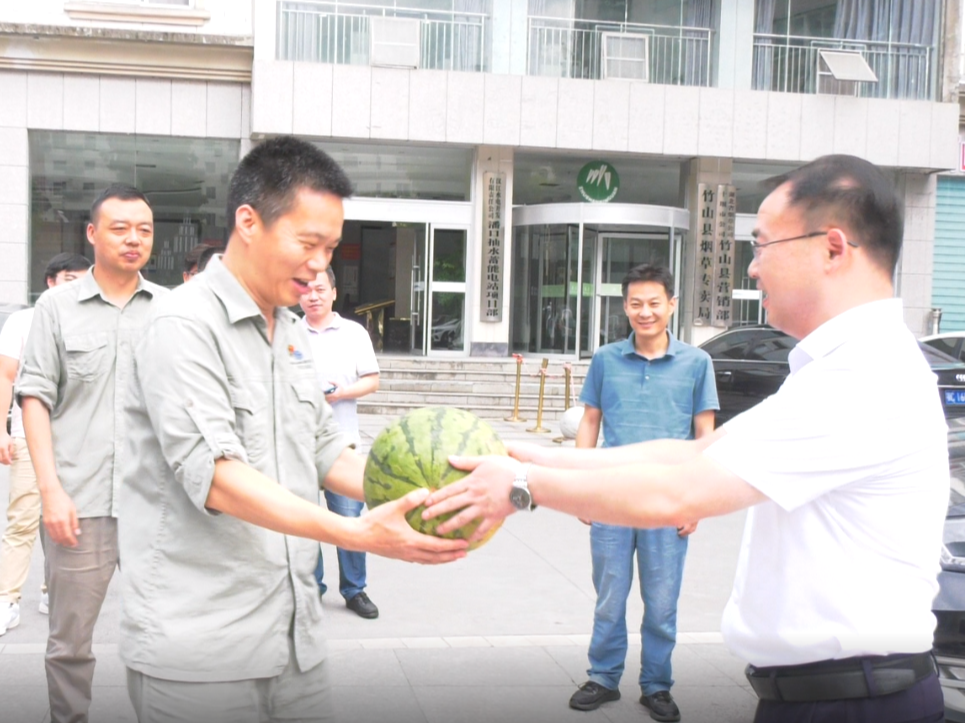 縣領(lǐng)導(dǎo)看望慰問奮戰(zhàn)在高溫一線的勞動者