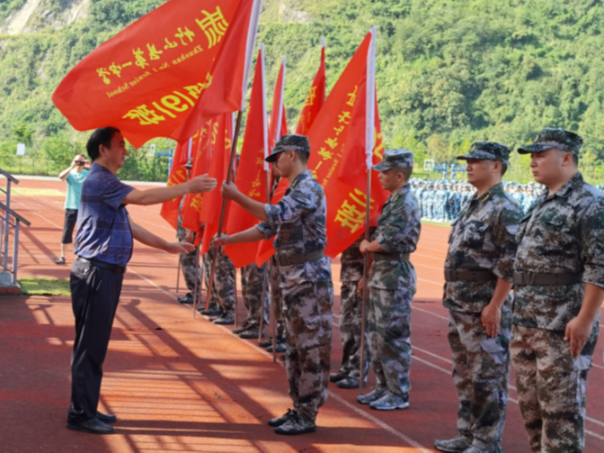 竹山一中举行2023级高一新生军训开营仪式