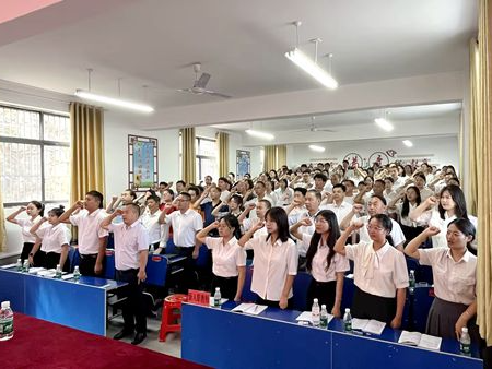 擂鼓镇中心学校：师德师风集中充电 秋季开学井然有序