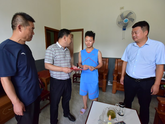 县自然资源和规划局资助贫困大学生