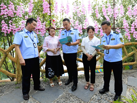 上庸市场监管所开展法治宣传进景区活动