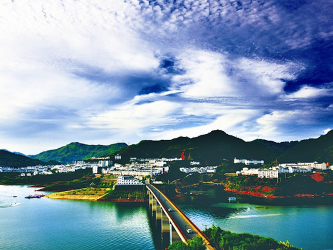 县移民服务中心督导乡镇大数据核查工作