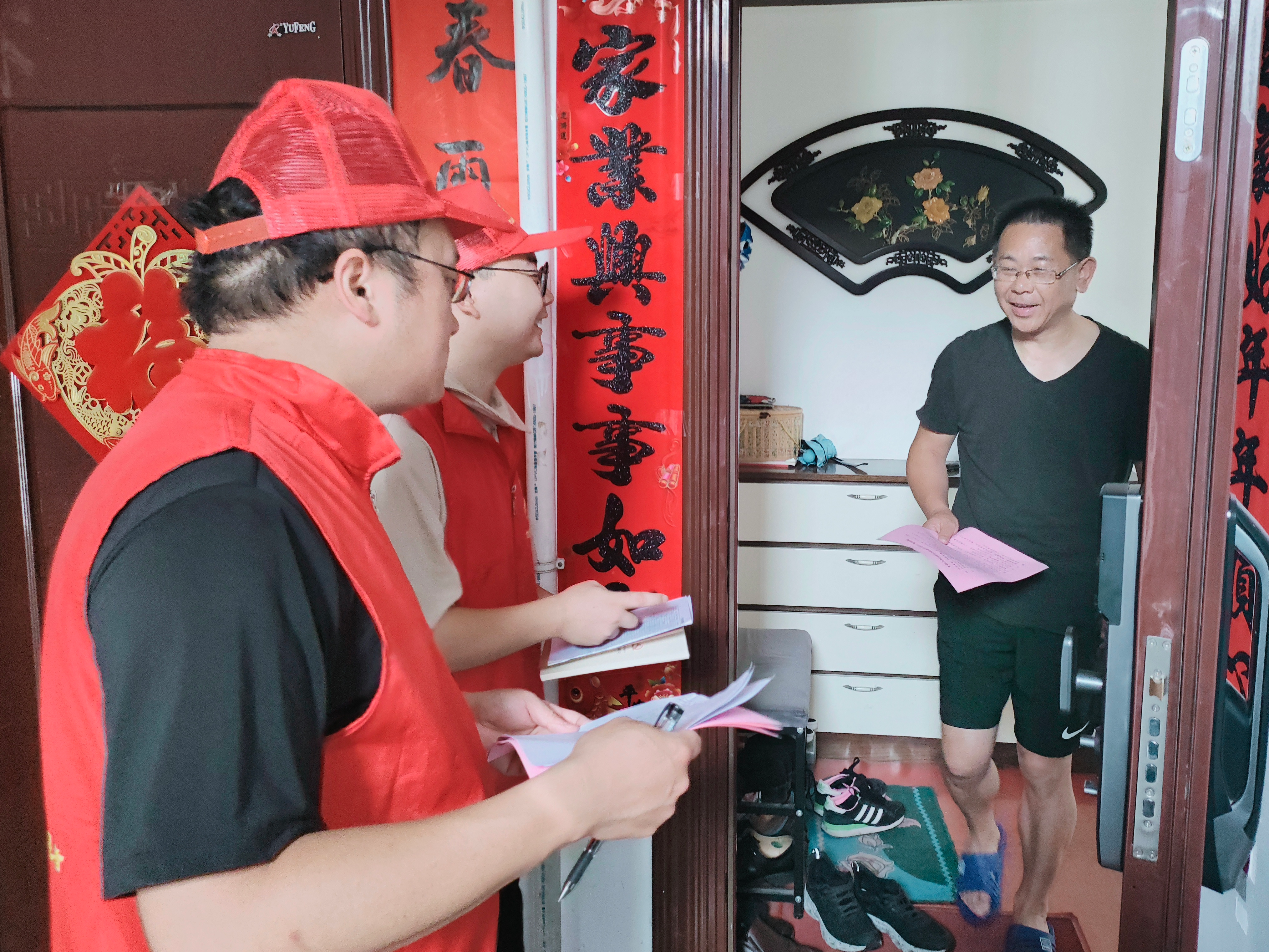 县委编办：小区来了“粉刷匠”  志愿修复破损墙面