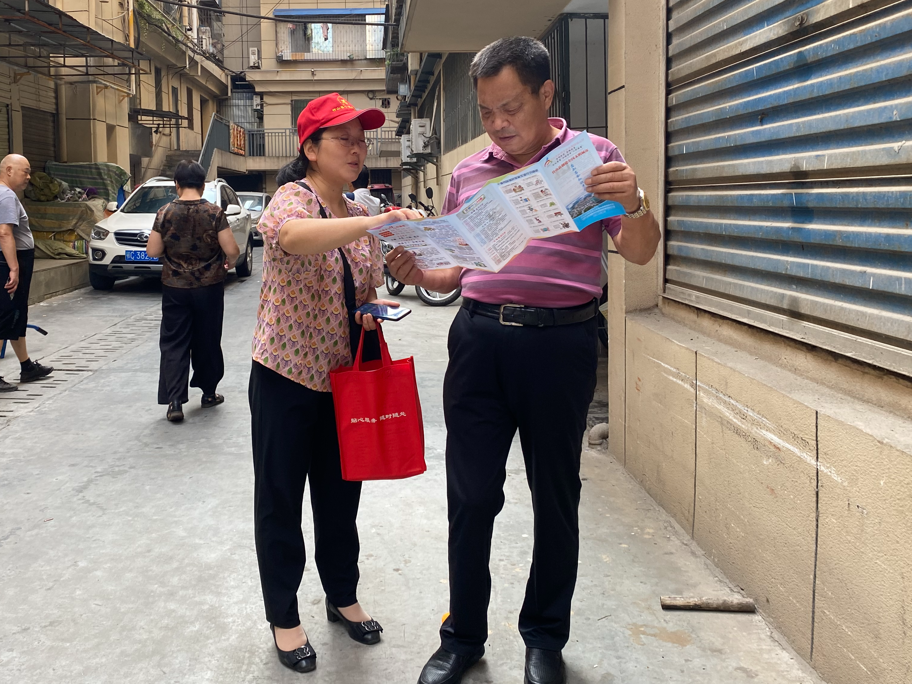 县人才服务中心积极开展创文志愿服务活动