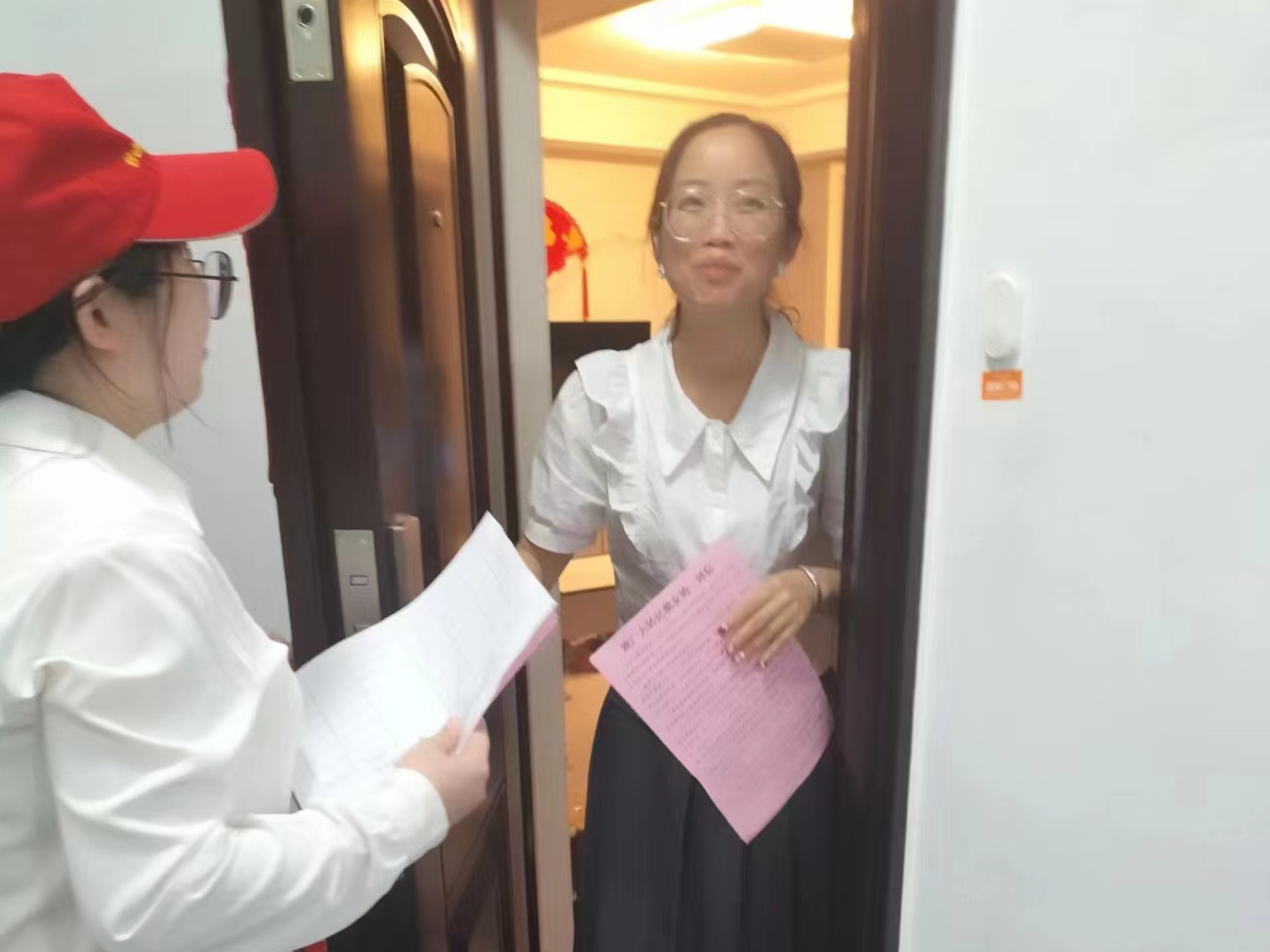 县畜牧中心党员干部下沉社区参与小区建设