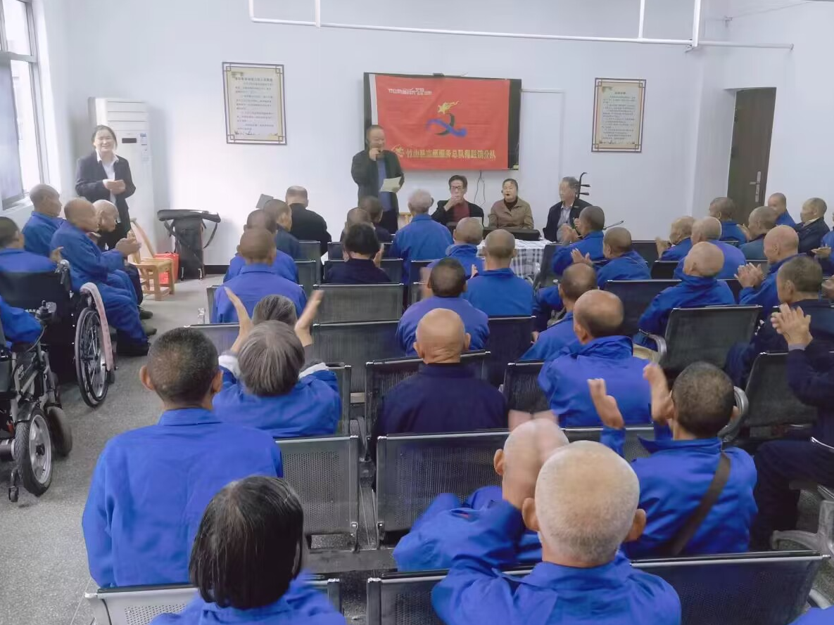 得胜镇：爱在中秋节 情暖老人心