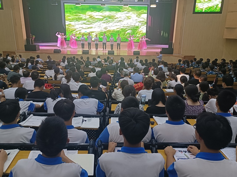 竹山一中：躬耕教坛 强国有我