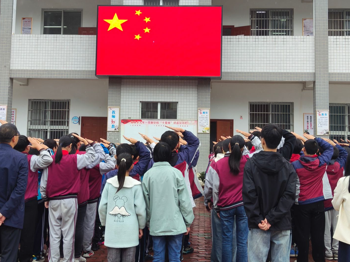 柳林乡九年一贯制学校开展“向红旗敬礼”主题活动