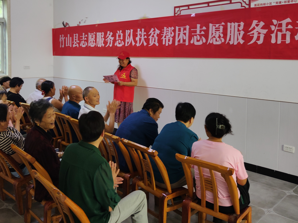 县志愿服务总队开展扶贫帮困政策宣传活动