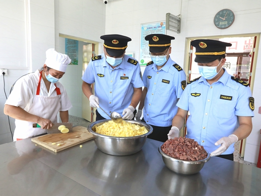 重点排查“十类情况”  守护师生“舌尖安全”