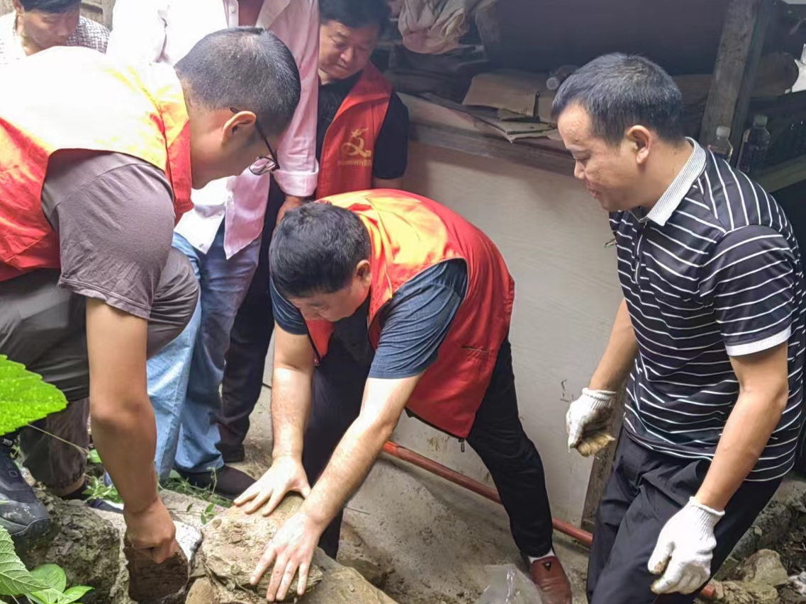 城关镇桥东社区开展学雷锋志愿服务活动