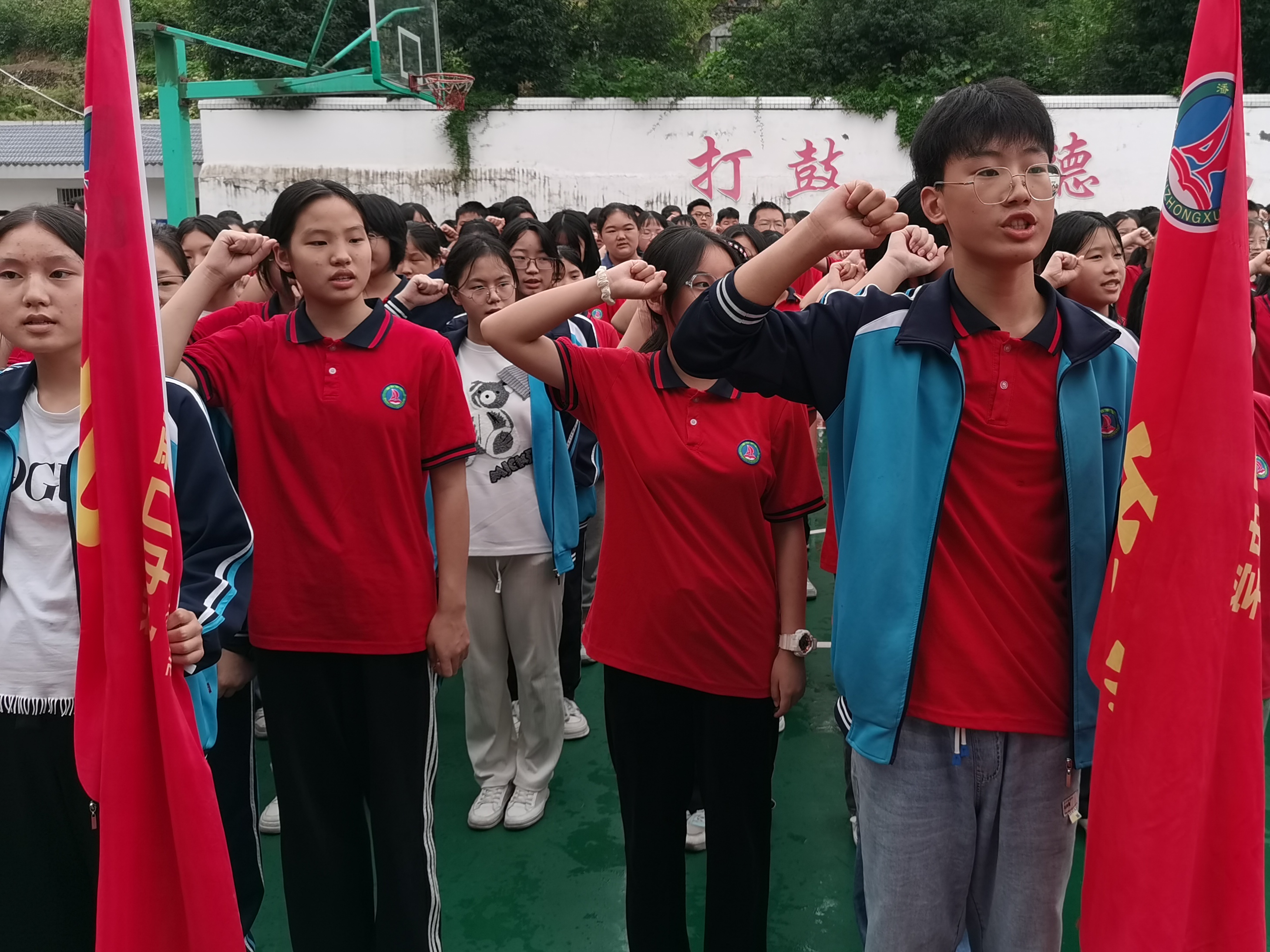 潘口中学举行新学期班旗授旗仪式