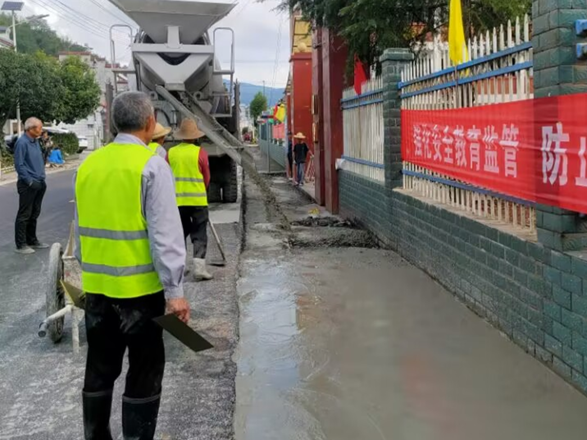 秦古镇大溪小学：多方协调排隐患  修路惠民暖心间