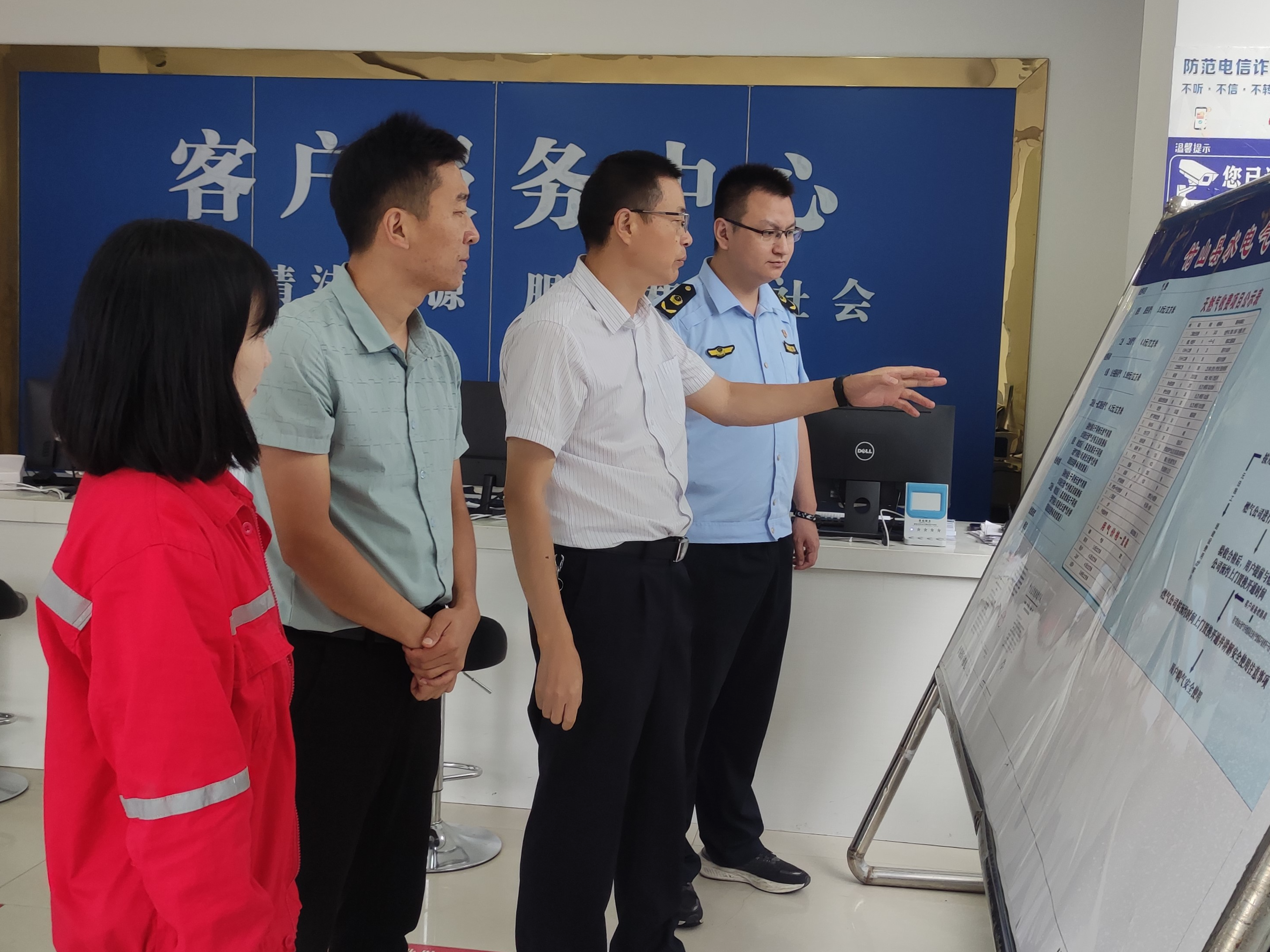 县市场监管局督导检查水电气收费公示工作