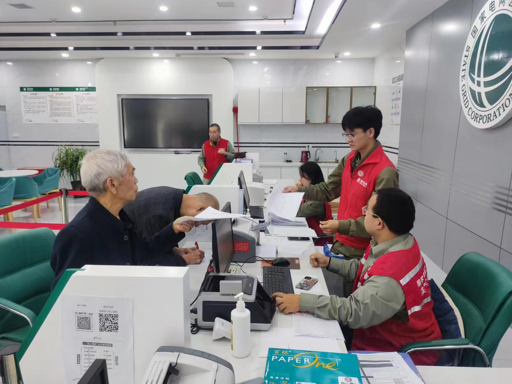 县供电公司举办“鄂电红马甲”服务开放日活动