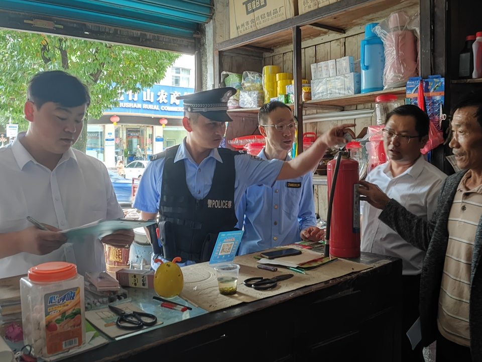 秦古镇开展校园周边隐患排查