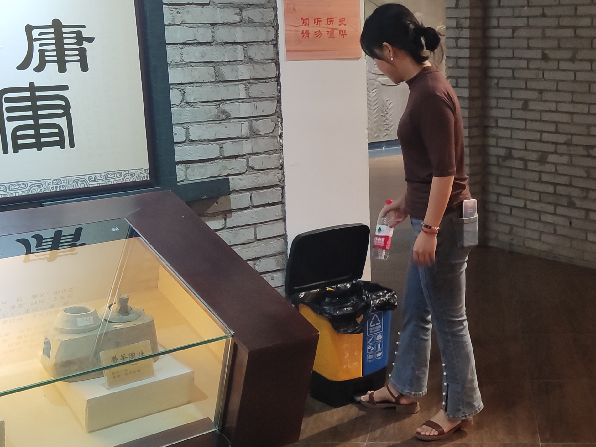 垃圾进箱，文明旅游