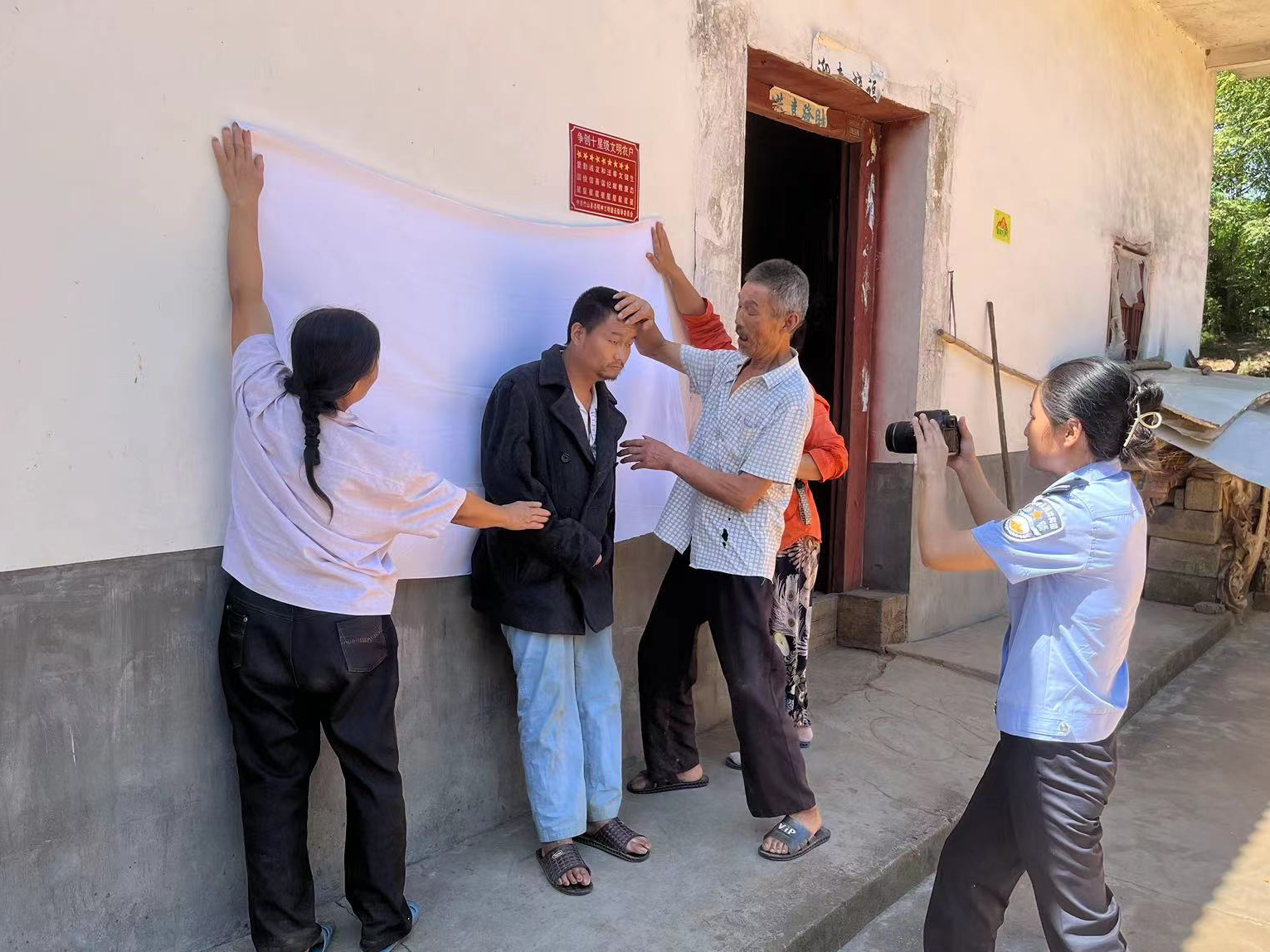 擂鼓镇：流动办证获好评