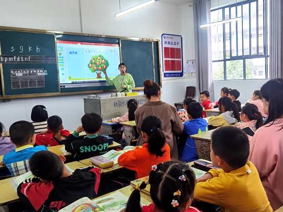 上庸镇中心学校：“课内比教学”助推作风能力大提升